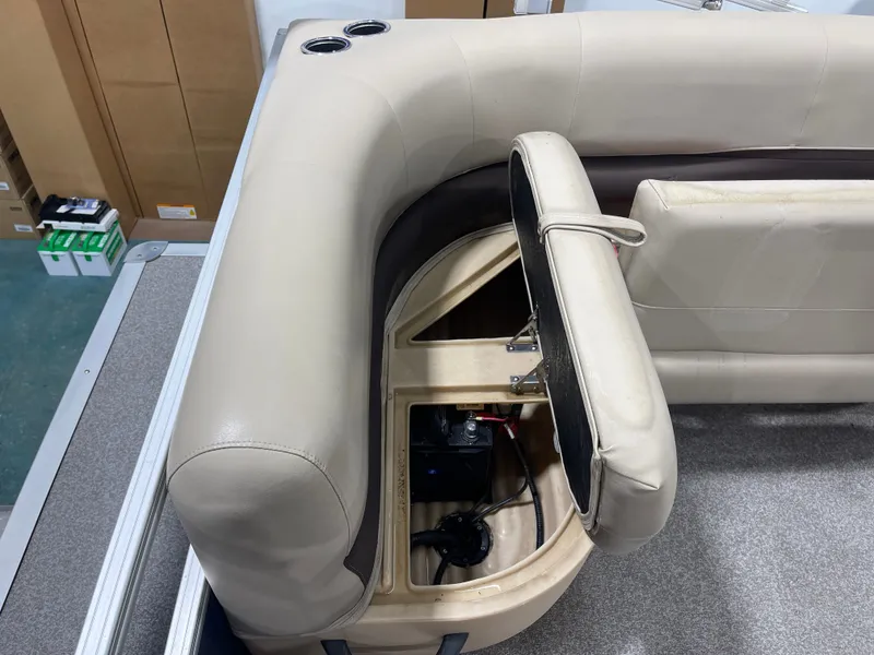 Slide: The Image of Sun Tracker PB 18 DLX 2019 - 23