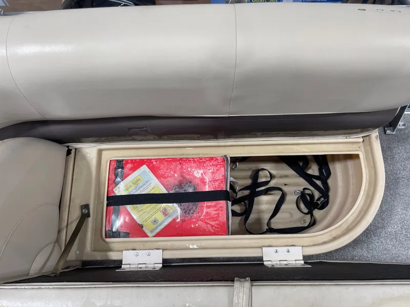 Slide: The Image of Sun Tracker PB 18 DLX 2019 - 24