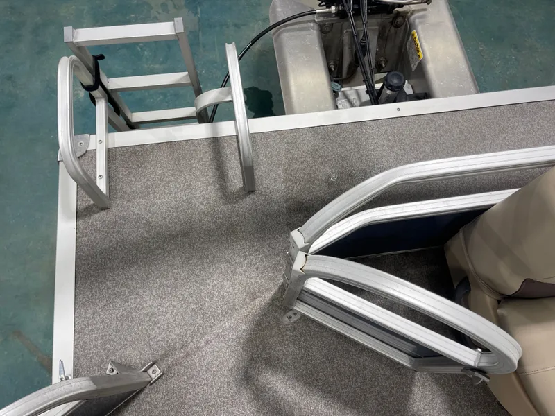 Slide: The Image of Sun Tracker PB 18 DLX 2019 - 25