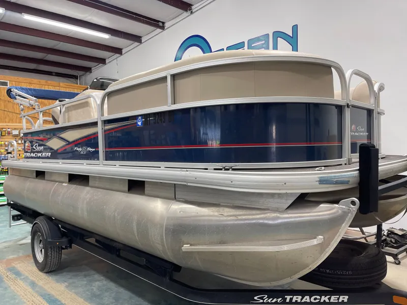 Slide: The Image of Sun Tracker PB 18 DLX 2019 - 3