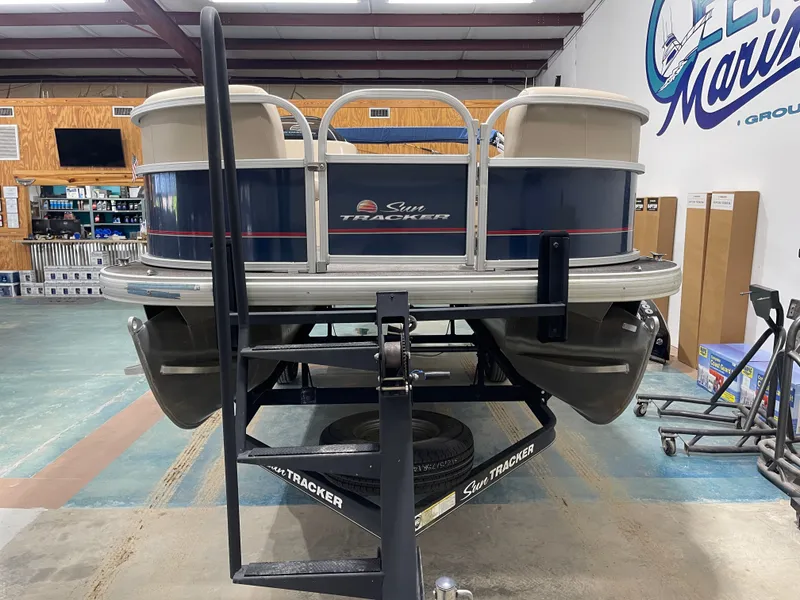 Slide: The Image of Sun Tracker PB 18 DLX 2019 - 5