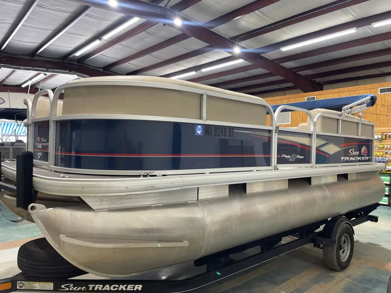 Slide: The Image of Sun Tracker PB 18 DLX 2019 - 6