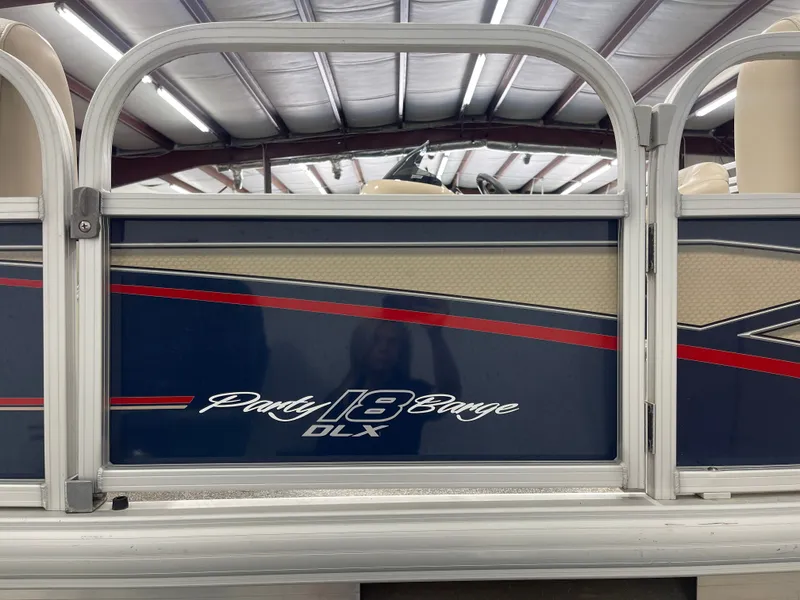 Slide: The Image of Sun Tracker PB 18 DLX 2019 - 7