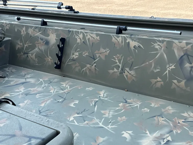 Slide: The Image of Tracker 1754SC 2023 - 15