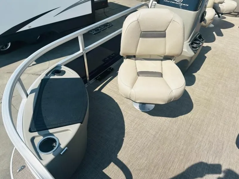 Slide: The Image of Bass Buggy 18 DLX 2024 - 10