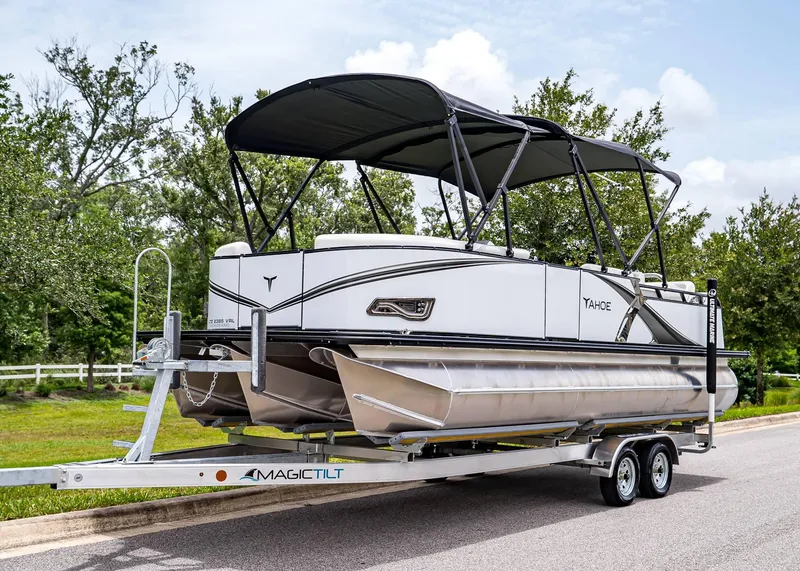 The Image of Tahoe LTZ Rear Lounger 2025 - 1