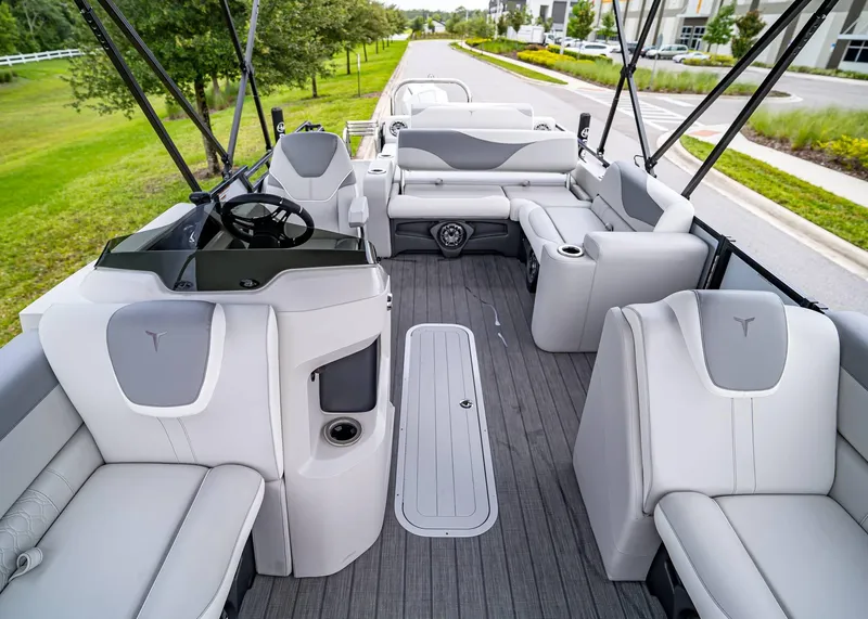 Slide: The Image of Tahoe LTZ Rear Lounger 2025 - 10