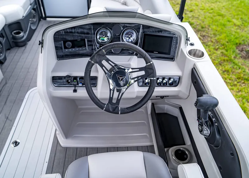 Slide: The Image of Tahoe LTZ Rear Lounger 2025 - 13