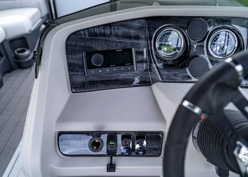 Slide: The Image of Tahoe LTZ Rear Lounger 2025 - 15