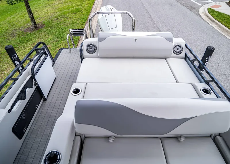 Slide: The Image of Tahoe LTZ Rear Lounger 2025 - 19