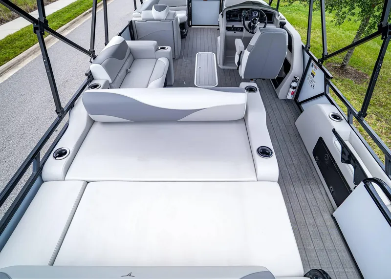 Slide: The Image of Tahoe LTZ Rear Lounger 2025 - 20