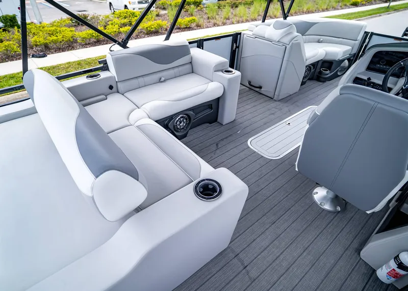 Slide: The Image of Tahoe LTZ Rear Lounger 2025 - 21