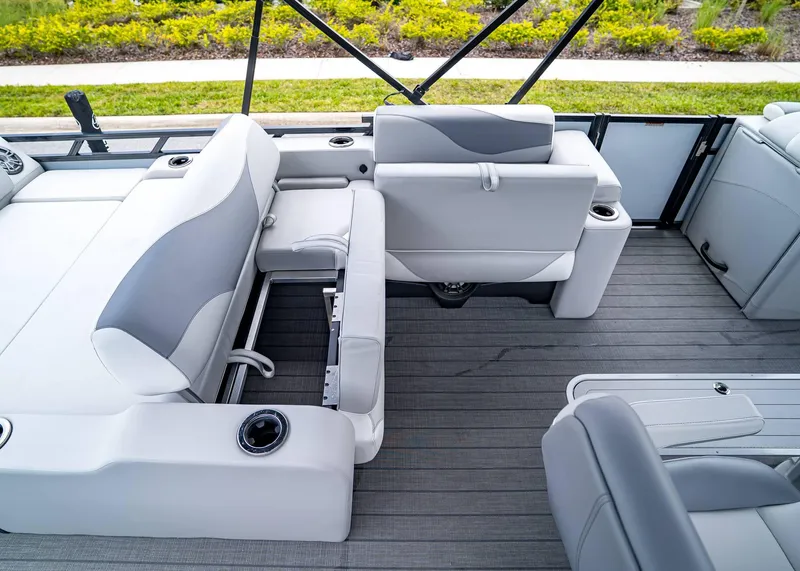 Slide: The Image of Tahoe LTZ Rear Lounger 2025 - 24