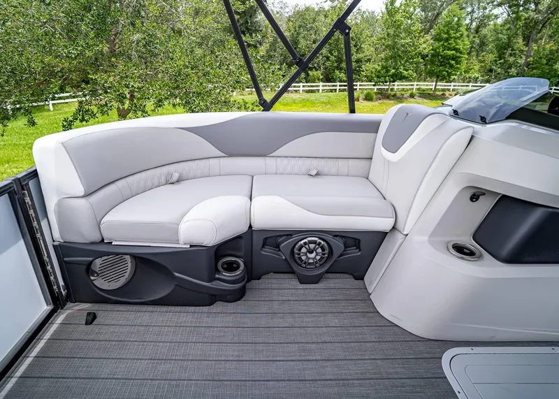 Slide: The Image of Tahoe LTZ Rear Lounger 2025 - 8