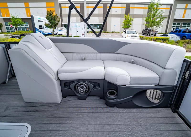 Slide: The Image of Tahoe LTZ Rear Lounger 2025 - 9