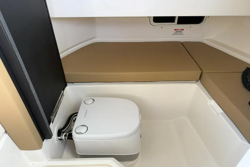 Slide: The Image of Sea Ray 250 SDX OB 2024 - 14