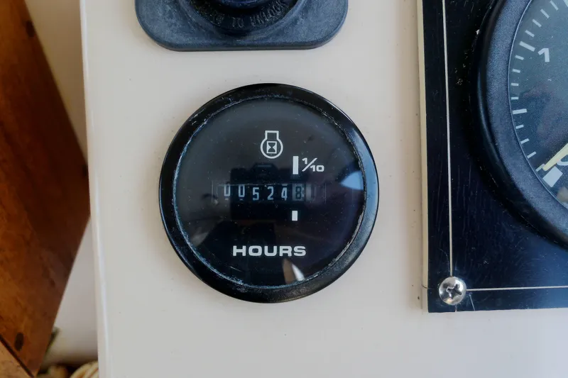 Slide: The Image of Hour meter on 2000 Atlas Boat Works Acadia 25, displaying 524.8 hours. - 25