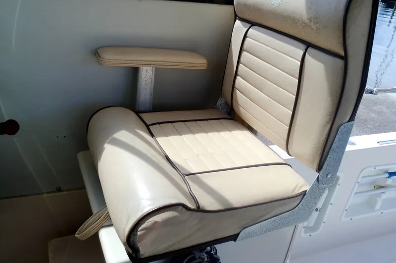 Slide: The Image of Beige captain's chair on a 2000 Atlas Boat Works Acadia 25. - 31
