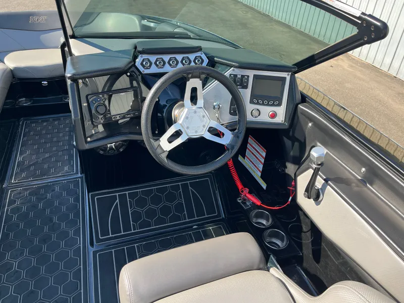 Slide: The Image of MasterCraft NXT22 2019 - 14