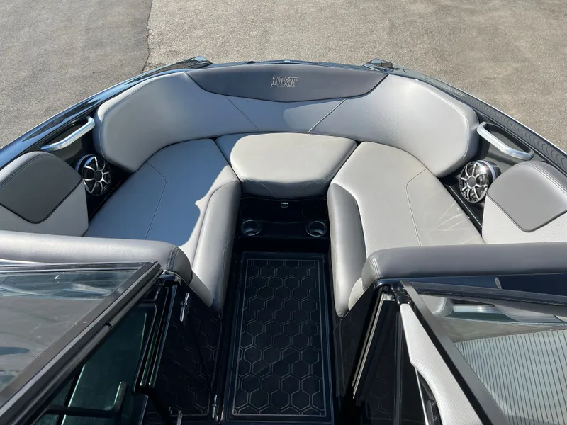 Slide: The Image of MasterCraft NXT22 2019 - 15