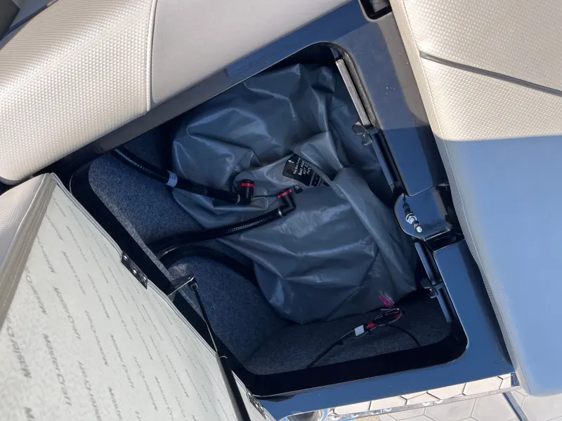 Slide: The Image of MasterCraft NXT22 2019 - 18