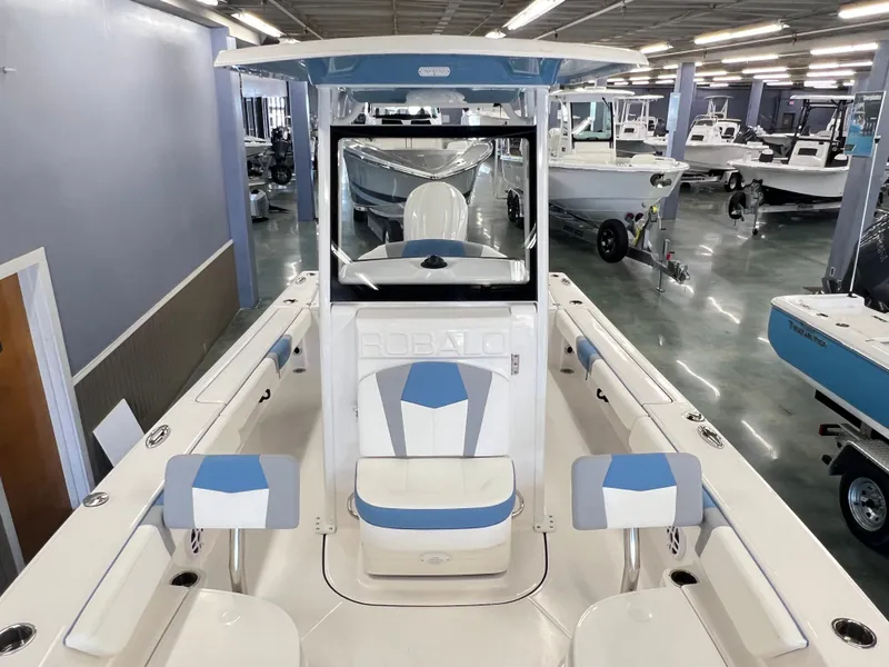 Slide: The Image of Robalo ROBALO 246 2026 - 10