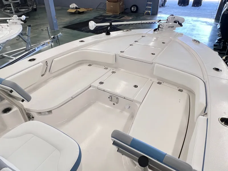 Slide: The Image of Robalo ROBALO 246 2026 - 12