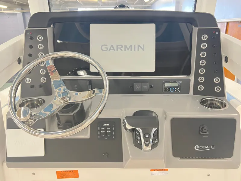 Slide: The Image of Robalo ROBALO 246 2026 - 14