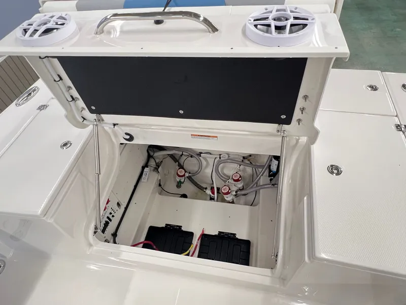 Slide: The Image of Robalo ROBALO 246 2026 - 16