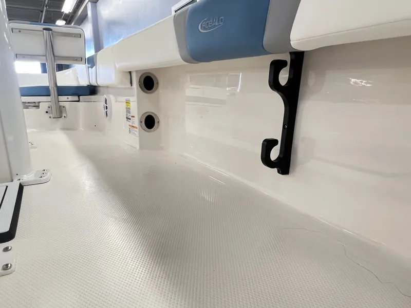 Slide: The Image of Robalo ROBALO 246 2026 - 17