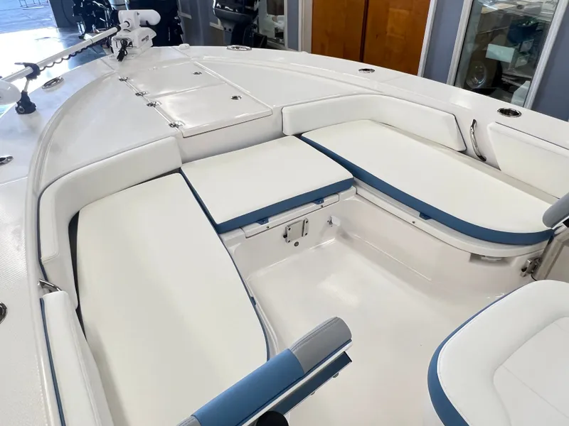 Slide: The Image of Robalo ROBALO 246 2026 - 7