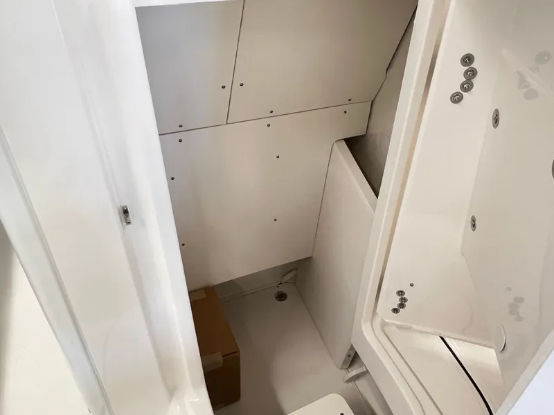 Slide: The Image of Robalo ROBALO 246 2026 - 9