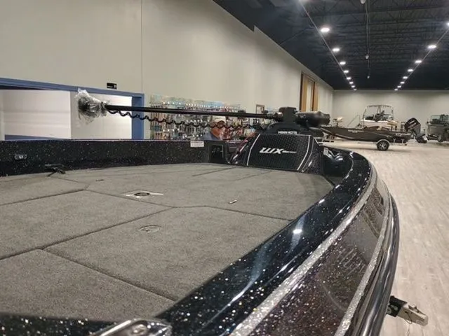 Slide: The Image of Skeeter WX2200 2025 - 5