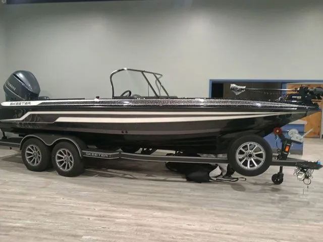 Slide: The Image of Skeeter WX2200 2025 - 8