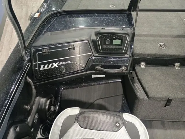 Slide: The Image of Skeeter WX2200 2025 - 9