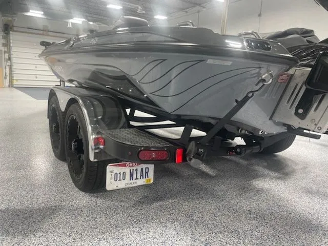 Slide: The Image of Phoenix Bass Boat 21 XE 2025 - 10