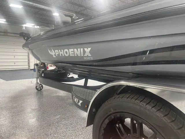 Slide: The Image of Phoenix Bass Boat 21 XE 2025 - 11