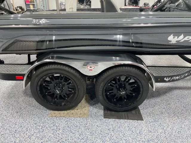 Slide: The Image of Phoenix Bass Boat 21 XE 2025 - 13