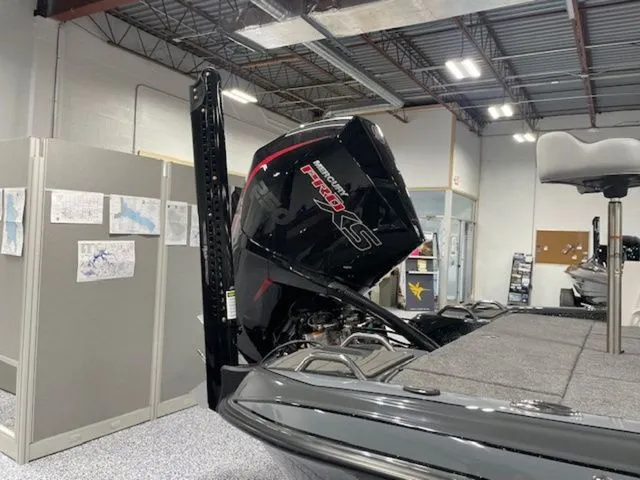 Slide: The Image of Phoenix Bass Boat 21 XE 2025 - 14