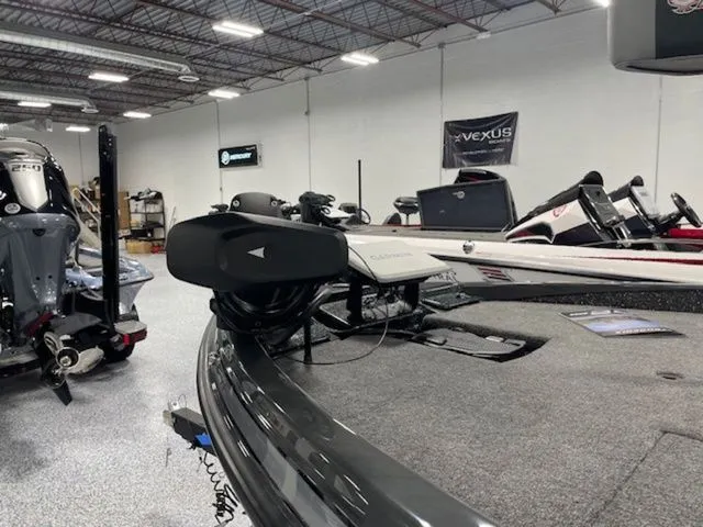 Slide: The Image of Phoenix Bass Boat 21 XE 2025 - 17