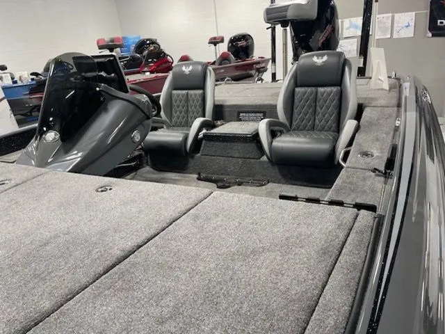 Slide: The Image of Phoenix Bass Boat 21 XE 2025 - 18