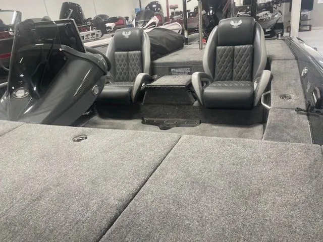 Slide: The Image of Phoenix Bass Boat 21 XE 2025 - 4