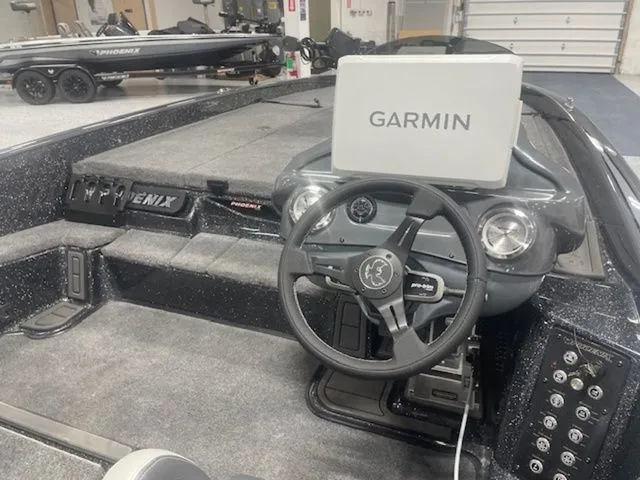 Slide: The Image of Phoenix Bass Boat 21 XE 2025 - 7