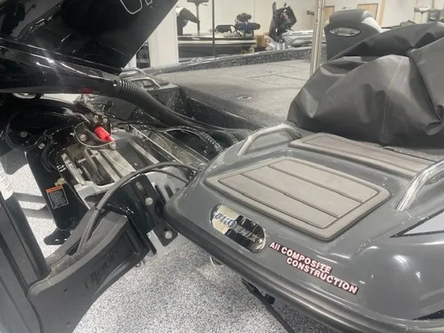 Slide: The Image of Phoenix Bass Boat 21 XE 2025 - 8