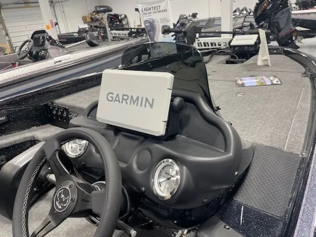 Slide: The Image of Phoenix Bass Boat 819 ZXL 2025 - 5