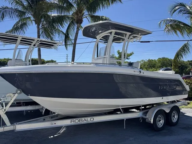 The Image of Robalo R222 Center Console 2025 - 1