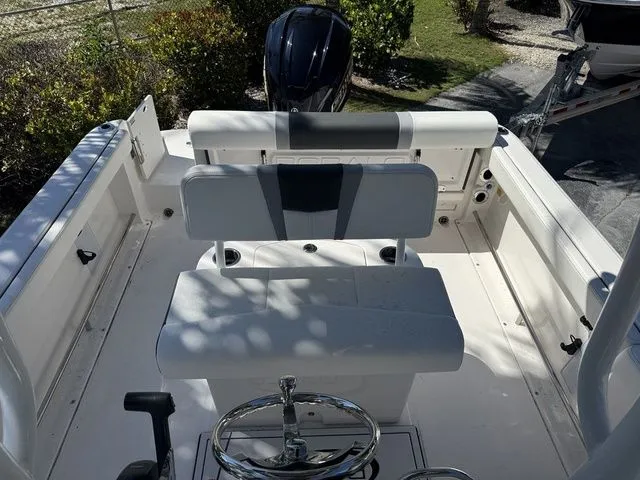 Slide: The Image of Robalo R222 Center Console 2025 - 15