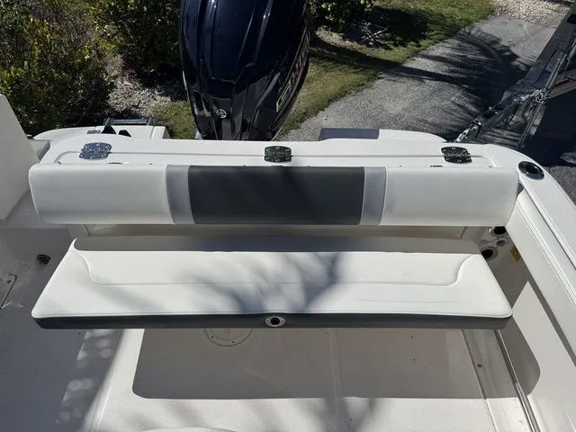 Slide: The Image of Robalo R222 Center Console 2025 - 16