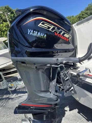 Slide: The Image of Robalo R222 Center Console 2025 - 18