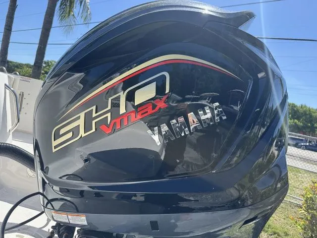 Slide: The Image of Robalo R222 Center Console 2025 - 20